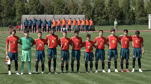 El once de la Sub-16 escuchando el himno antes del partido