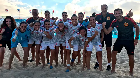 Las jugadoras españolas posan tras ganar ante Inglaterra
