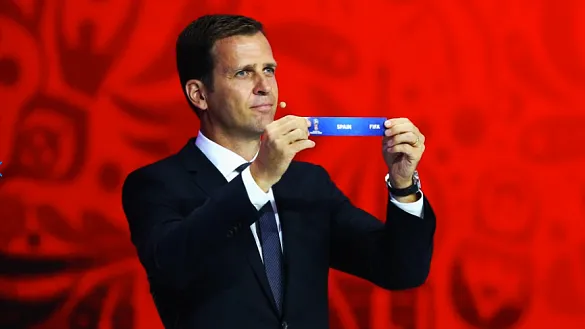 Olivier Bierhoff muestra el nombre de España durante el sorteo del clasificatorio para Rusia 2018