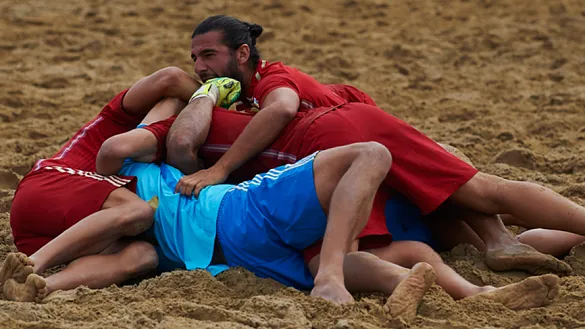 Los jugadores españoles se abrazan tras el triunfo