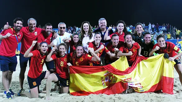 España posa tras lograr el triunfo