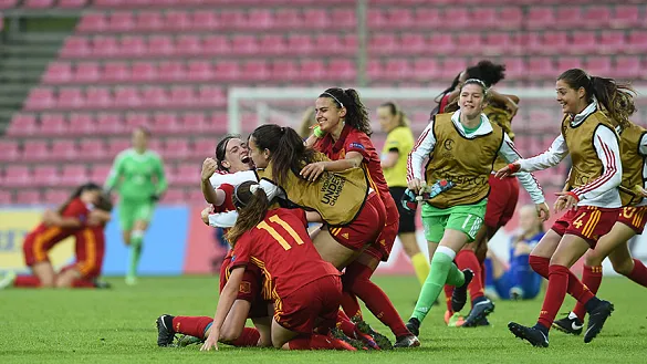 Alegría desbordada de las internacionales tras la victoria frente a las finesas