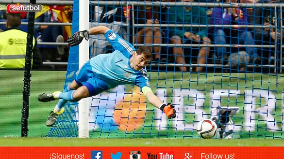 Iker Casillas se estira por una pelota durante un encuentro reciente de la Selección