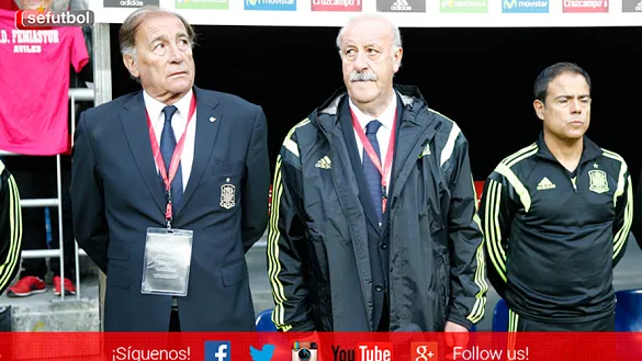 Vicente del Bosque, en el banquillo del estadio Nuevo Carlos Tartiere
