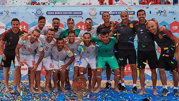 La Selección española de fútbol playa celebra su victoria en la etapa de la Liga Europea disputada en Portugal