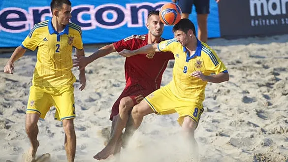 Españoles y ucranianos luchando por un balón