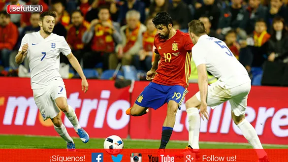Diego Costa controla un balón ante Inglaterra