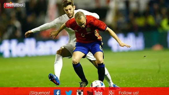 Andrés Iniesta pugna con un rival durante el último partido de la Selección Española