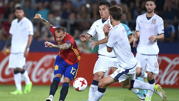 Sandro Ramírez dispara a puerta ante la defensa italiana