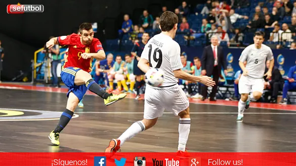 Álex disparando a puerta