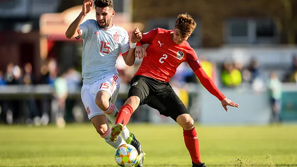 Joseda lucha un balón en el partido ante Austria 