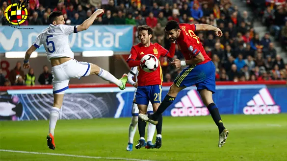 Diego Costa cabecea un balón