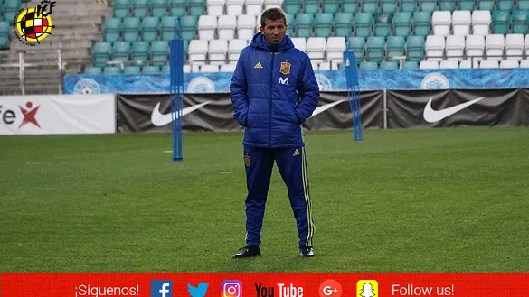 El Seleccionador nacional Sub.21, Albert Celades, durante el entrenamiento del equipo en Estonia