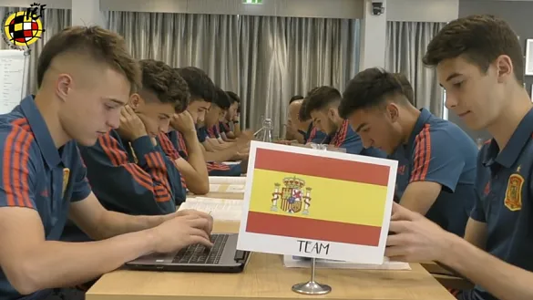 VÍDEO | Los internacionales sub-17 no abandonan sus estudios durante la concentración