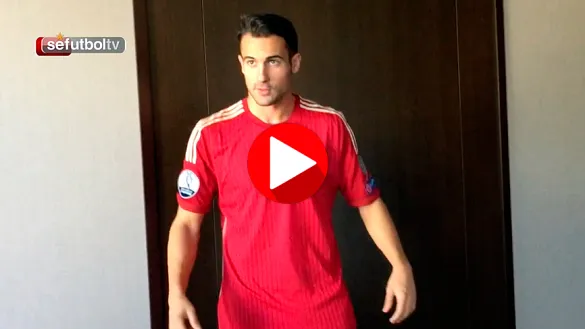 Etxeita y Mario posando con la camiseta de la SeFutbol