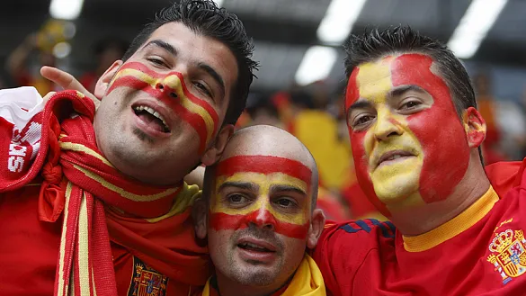 Tres aficionados en el Estadio Ernst Happel en la previa de la final ante Alemania