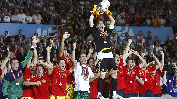 Iker Casillas levantando la Eurocopa de 2008 tras el triunfo ante Alemania