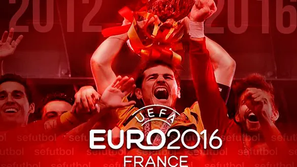 Imagen de Casillas levantando la Copa con el logo de Francia 2016