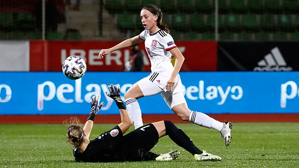 Eva navarro en el momento de marcar su gol a Moldavia