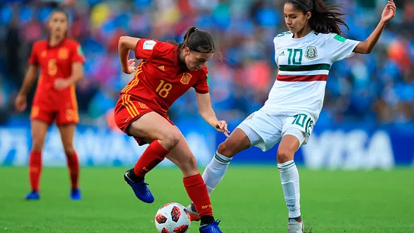 Eva recorta ante una jugadora mexicana