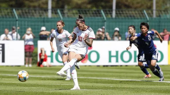 Jenni Hermoso marca de penalti el primer gol del partido