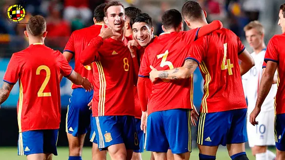 Fabián Ruiz y Carlos Soler celebran un gol con la selección Sub-21