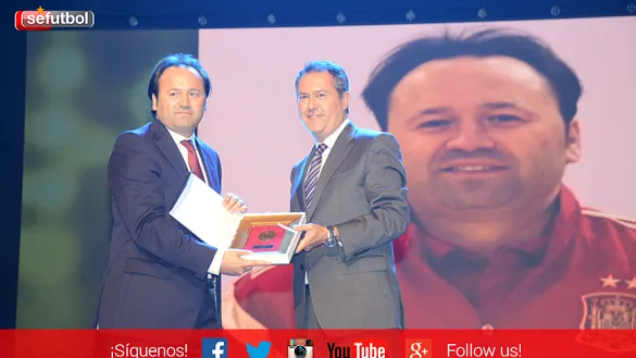 Federico Vidal recibe en Sevilla la Moneda del Centenario de la RFAF en categoría Oro