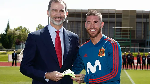 SM el Rey Felipe VI junto al capitán Sergio Ramos
