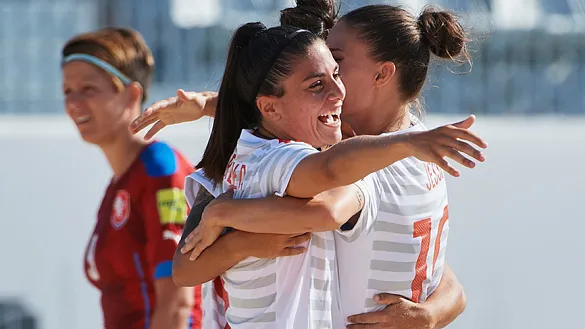 Las jugadoras de la Selección española femenina de fútbol playa celebran un gol contra República Checa