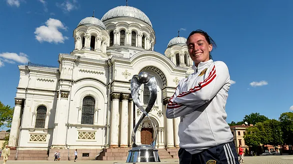 La capitana Eva Navarro posa con la copa en Kaunas