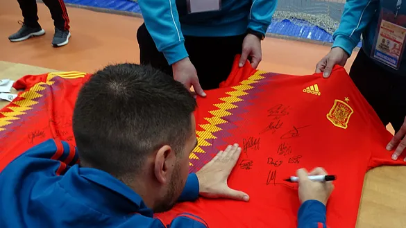 Andresito firma autógrafos