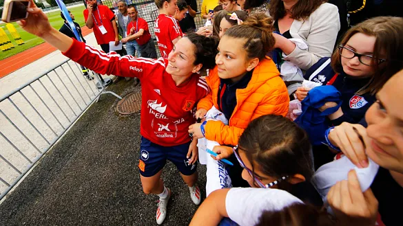 Ivana Andrés se fotografía con los aficionados franceses