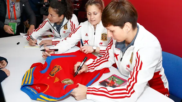 Marta Corredera, Ivana Andrés y Sandra Paños firman sus autógrafos en Alicante