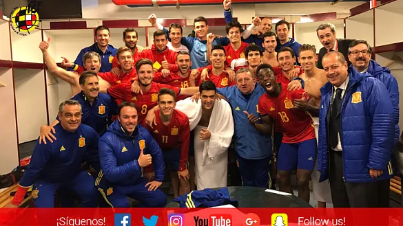 Los jugadores de la Selección Sub-21 celebran su clasificación en el vestuario del Carlos Belmonte