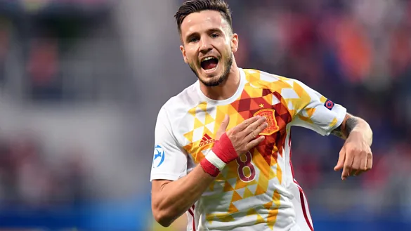 Saúl Ñíguez celebra el primer gol para España