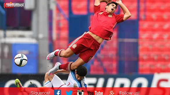 Marco Asensio pugna con un defensor ruso durante el encuentro disputado en Véria