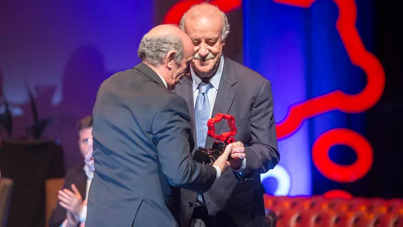 Vicente del Bosque entrega un galardón a Paco Jiménez en Ávila