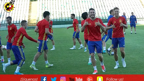 Saúl Ñíguez y Marcos Llorente bromean durante el entrenamiento de la Selección Sub-21 en Gdansk