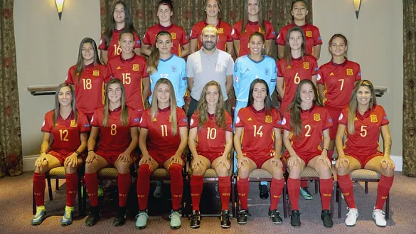 La Selección española Sub-19 femenina posa en su hotel de concentración en Belfast (Irlanda del Norte)