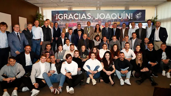 La familia del fútbol playa junto a Joaquín Alonso