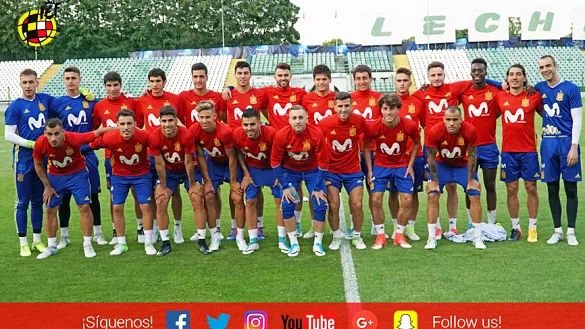 La Selección española Sub-21 posa en su campo de entrenamiento de Gdansk