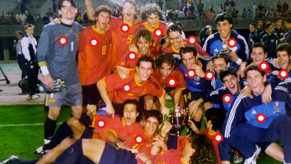 La Selección Española Sub-17 posa feliz en el estadio de Gran Canaria durante el mes de enero de 2004
