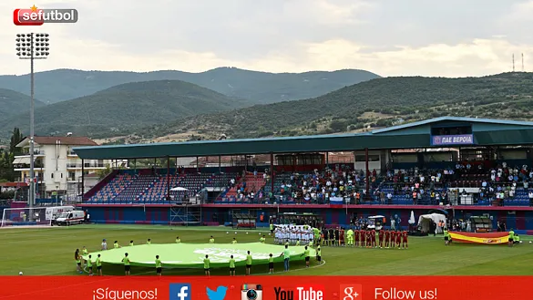 Las selecciones Sub-19 de España y Rusia, minutos antes de disputar su partido en Véria