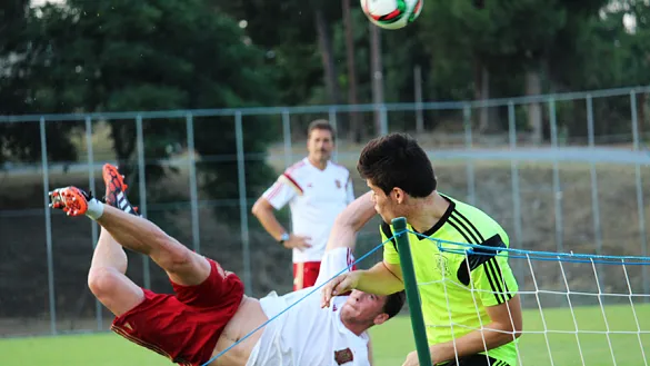 El guardameta internacional Sub-19 Unai Simón ejecuta un remate acrobático durante el entrenamiento 
