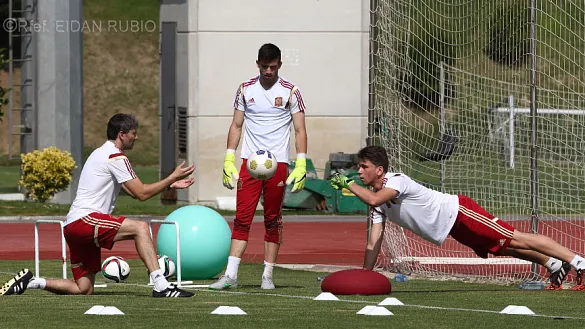 Miguel Ángel España, Unai Simón y Antonio Sivera se ejercitan durante un entrenamiento