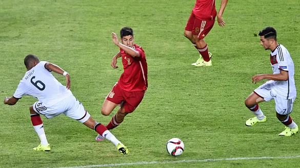 Marco Asensio se escapa de dos rivales en el debut europeo de la Selección Sub-19