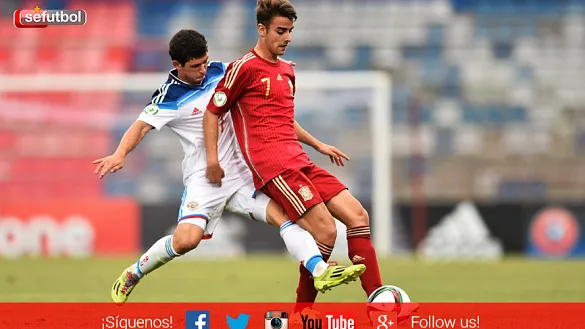 El jugador internacional Sub-19 David Concha pugna con un rival durante el partido ante Rusia