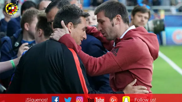 Albert Celades saluda a su homólogo Rui Jorge antes del Portugal - España Sub-21 