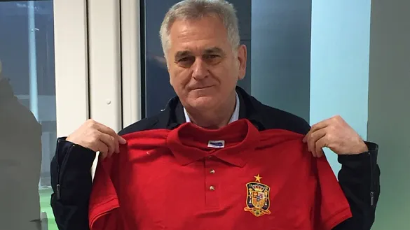 Tomislav Nikolic, presidente de Serbia, posa con los colores de la Selección Española