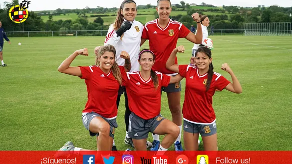 las internacionales de la Selección Sub-19 posan para la cámara durante su entrenamiento en Irlanda del Norte